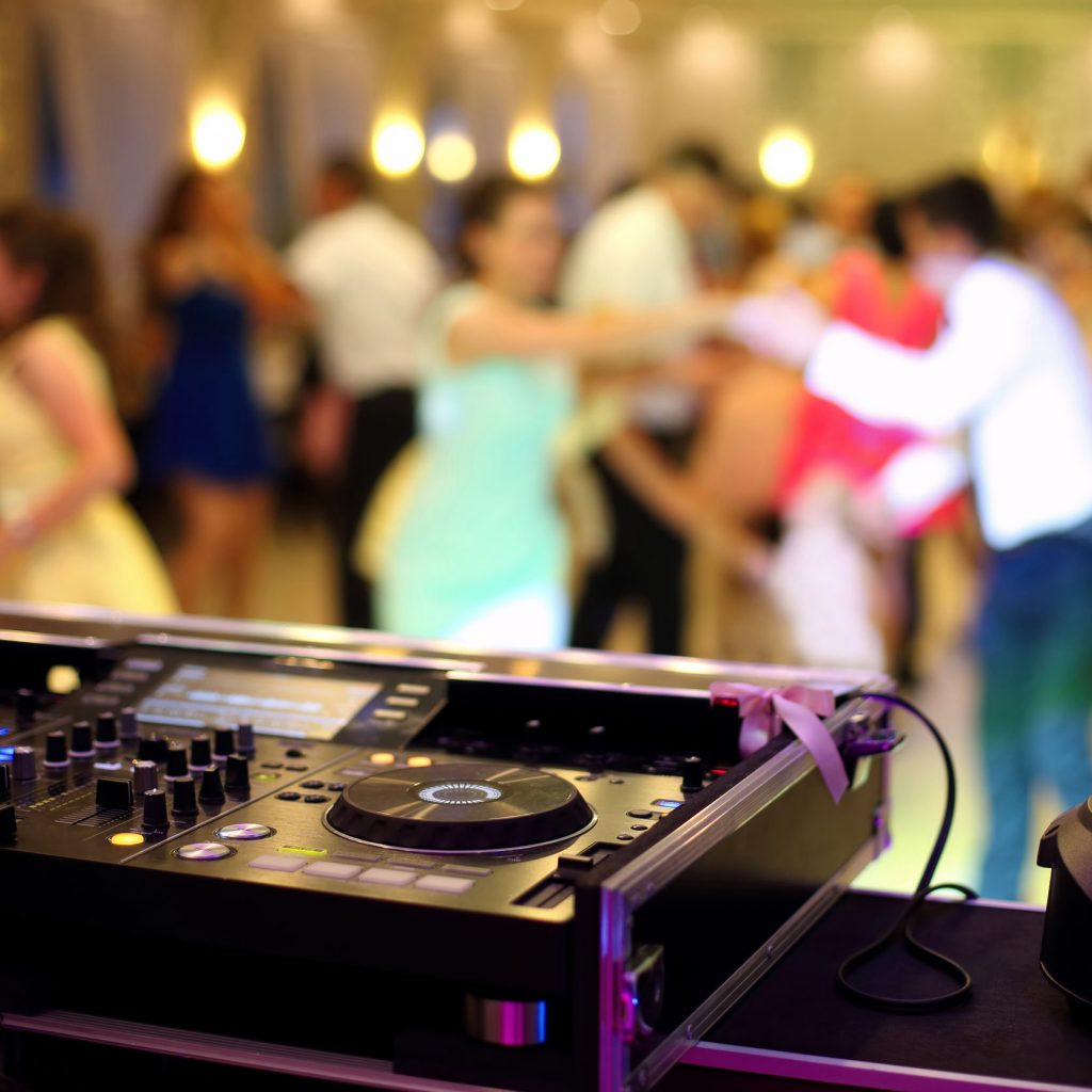 Why Choose Crossfade Entertainment for dj Services in Chicago